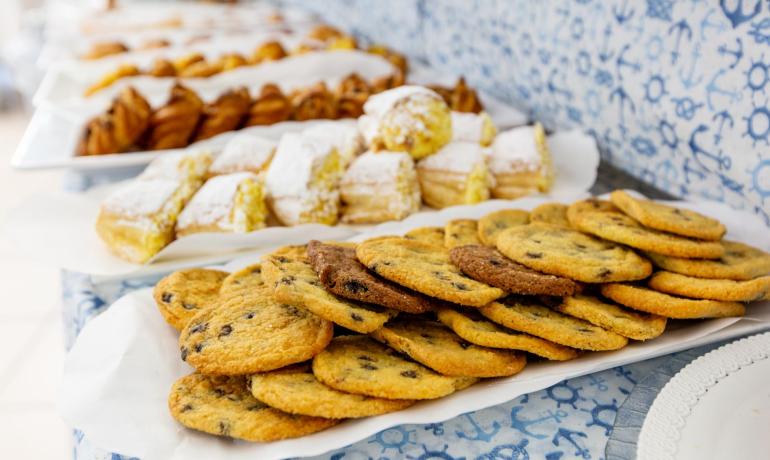 Biscotti al cioccolato e dolci assortiti su un tavolo decorato.