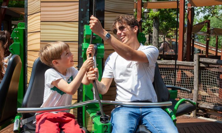 Due persone si divertono su un'attrazione al parco.